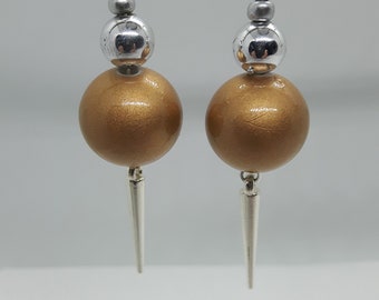 Boucles d’oreilles avec perle de couleur sable perlé de Spike. Crochets en argent 925