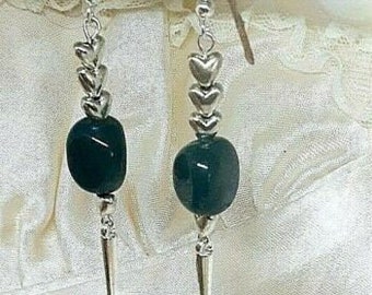 Pierre couleur Jade poli foncé boucles d’oreilles avec des perles de pique & coeur.