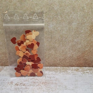 100 corazones de chocolate y caramelo: piezas de papel perforadas a mano para decoración, manualidades y diarios: sostenibles y únicas