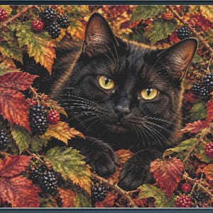 Puede incluir: Un gato negro con ojos amarillos está acurrucado entre hojas de otoño y racimos de moras oscuras. El gato está posicionado centralmente, rodeado de follaje en tonos rojos, naranjas y verdes, con bayas maduras visibles en toda la escena.