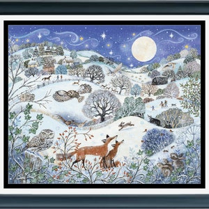 Op de afbeelding: Een besneeuwde winterscène met een volle maan en sterren aan de hemel. Er zijn bomen, huizen en dieren in de sneeuw. Twee vossen huilen naar de maan.