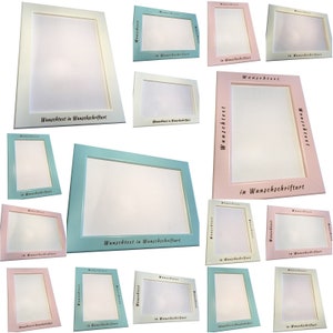 Könnte beinhalten: Eine Sammlung rechteckiger Bilderrahmen in verschiedenen Pastellfarben, darunter Hellblau, Rosa und Creme. Jeder Rahmen hat einen weißen Innenraum und den Text "Wunschtext in Wunschschriftart".
