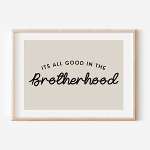 Könnte beinhalten: Ein gerahmter Druck mit beigefarbenem Hintergrund und schwarzem Text, der "It's all good in the Brotherhood" lautet.