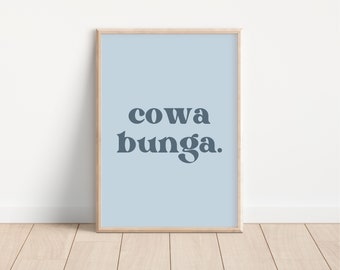 Puede incluir: Una impresión de arte imprimible azul claro con el texto "cowa bunga." en una fuente azul oscura.