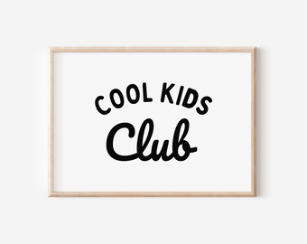 Peut inclure: Une impression encadrée avec le texte "COOL KIDS CLUB" en lettres cursives noires sur un fond blanc.