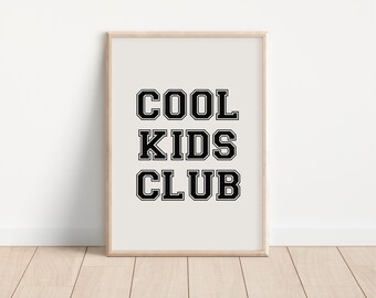 Peut inclure: Une impression encadrée avec le texte "COOL KIDS CLUB" en lettres majuscules noires sur fond blanc.