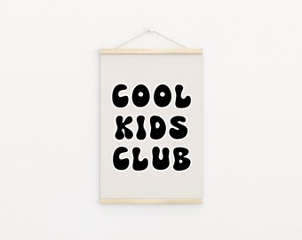 Peut inclure: Une affiche beige avec du texte noir qui dit "COOL KIDS CLUB" dans une police rétro en forme de bulle.