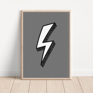 Puede incluir: Una impresión enmarcada con un gráfico de rayo blanco sobre un fondo gris.