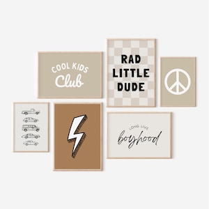 Könnte beinhalten: Ein Set aus sechs gerahmten Drucken mit hellbraunem Hintergrund und schwarzem Text. Die Drucke zeigen verschiedene Designs, darunter ein Peace-Zeichen, einen Blitz, ein Schachbrettmuster und den Text "Cool Kids Club", "Rad Little Dude" und "Long Live Boyhood".