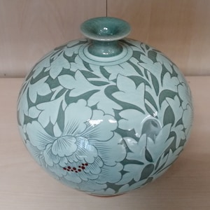 Korean Celadon Glaze Flowery Pattern Ceramic Pottery 7 inches (17 cm) Home Decor Vase