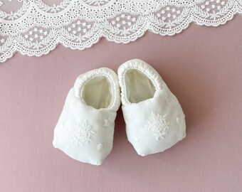 Baby booties, baptism baby girl shoes, christening booties, baby lace shoes, baptism favors