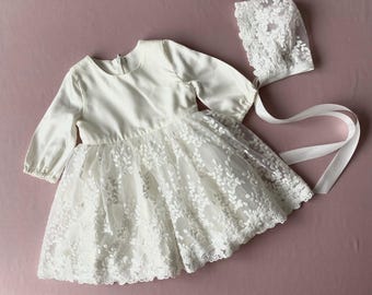 Robe de baptême ivoire : robe de baptême en coton et dentelle florale