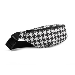 Puede incluir: Riñonera a cuadros blanco y negro con cremallera negra y correa ajustable. La bolsa está hecha de un material duradero y presenta un patrón clásico. Diseñada para llevar alrededor de la cintura.