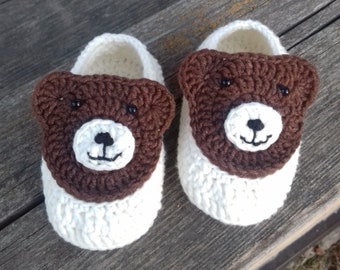 gehäkelte Babyschuhe, Schuhe mit Bär, Häkelschuhe, 3-6 Monate für ein kleines Baby, erste Schuhe, Babyschühchen