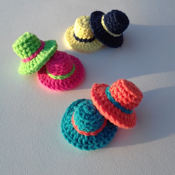 Chapeau miniature au crochet 2pcs avec un chapeau au crochet à rayures