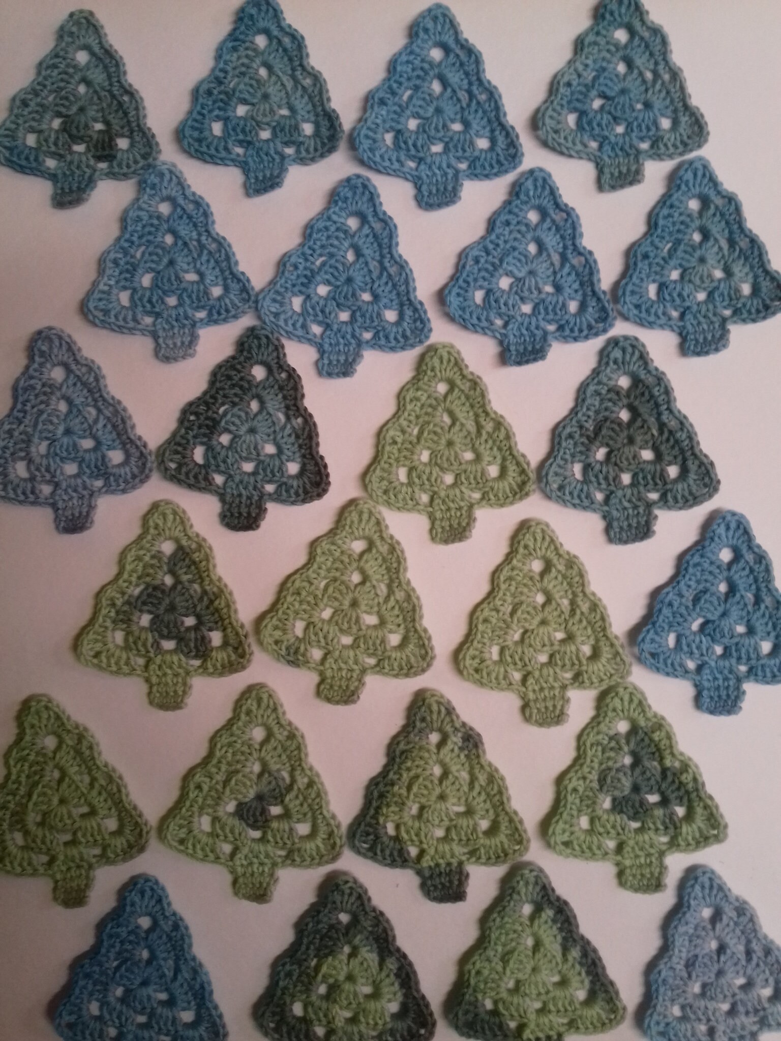 crocheted Christmas trees holiday decorations spruce appliques 100% cotton set of 6 Christmas trees