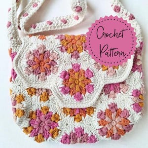 Pode incluir: Uma bolsa de crochê feita de motivos hexagonais em creme, rosa e laranja com alça combinando. Uma etiqueta circular rosa com bordas recortadas no lado direito apresenta o texto preto Crochet Pattern. A bolsa tem uma aba e design floral.