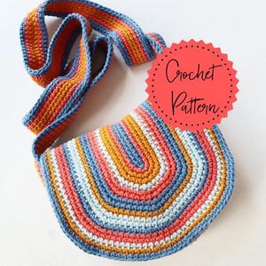 Op de afbeelding: Een gehaakte tas met een kleurrijk gestreept ontwerp in tinten blauw, oranje, roze en wit. De tas heeft een lange band en is gemaakt met een textuur-steek. De afbeelding bevat de tekst "Crochet Pattern".