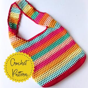Op de afbeelding: Een kleurrijke, handgemaakte gehaakte tas met een gestreept patroon in rood, roze, oranje, geel en turquoise. De tas heeft een rode rand en bandjes. De tekst "Crochet Pattern" staat op een gele ster.