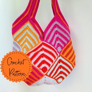 Op de afbeelding: Een levendige, handgemaakte gehaakte tas in een patchwork-ontwerp. De tas heeft een mix van heldere kleuren, waaronder roze, oranje, rood en lichtblauw. De tekst "Crochet Pattern" staat op een oranje sticker.