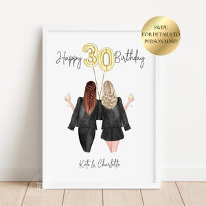 Puede incluir: Un cuadro enmarcado con una ilustraci&oacute;n de dos mujeres celebrando un cumplea&ntilde;os. Las palabras "Happy 30th Birthday" est&aacute;n encima de las mujeres, con globos dorados con el n&uacute;mero 30. Los nombres "Kate & Charlotte" est&aacute;n debajo.