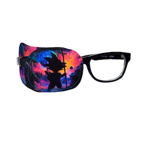 Peut inclure: Un cache-œil noir avec un motif de personnage d'anime coloré. Le cache-œil est attaché à une paire de lunettes à monture noire.