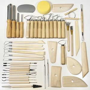 Può includere: Un set di 30 strumenti per la ceramica, tra cui strumenti per la scultura, strumenti per la levigatura e strumenti per la modellazione. Gli strumenti sono realizzati in legno e metallo e sono disponibili in una varietà di forme e dimensioni. Il set include anche una spugna, una paletta di legno e una spazzola di filo.