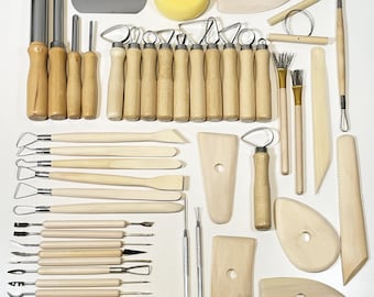 Ensemble de 46 outils de poterie pour travailler la céramique et l'argile.