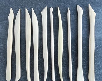 Set von 10 Holzmodellierwerkzeugen. Doppelendige Formwerkzeuge für Steingut, Keramik und Ton.