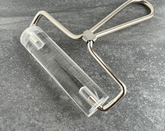 Deegroller van acrylklei voor aardewerk-, keramiek- en kleiprojecten. Breedte: 10 cm (3 13/16")