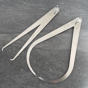 Set mit 2 Edelstahl-Keramik-Messschiebern. 1 gerades Bein und 1 gebogenes Bein. Mess-Werkzeuge für Tonwaren, Keramik und Ton.