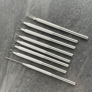 Ensemble de 8 outils de poterie en aluminium. 6 outils de boucle, 1 outil d'aiguille, 1 brosse de texture de fil. Outils pour travailler la poterie et l'argile.