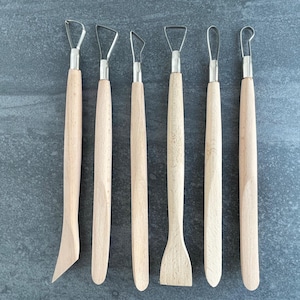 Conjunto de 6 ferramentas de madeira com formato de laço e raspador. Ferramentas de acabamento para projetos em cerâmica, barro e argila.
