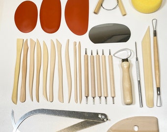 Set van 27 aardewerkgereedschappen voor het werken met keramiek en klei.