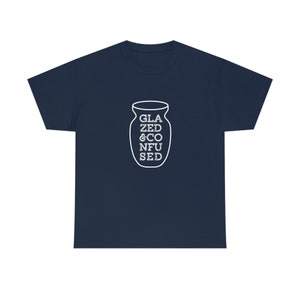 Peut inclure: T-shirt bleu marine avec un contour blanc d'un vase et le texte "GLAZED & CO NFUSED".