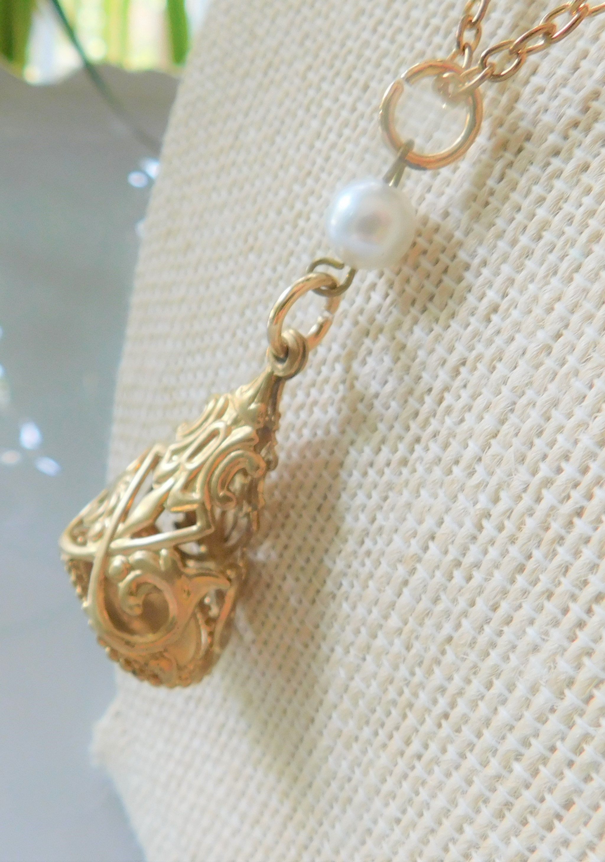 Lot De Bijoux Vintage : Médaille Plaqué Or, Collier Perles, Montre Gousset Argent - Occasion