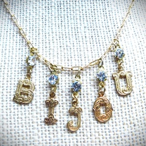 Gargantilla francesa con dije de letra, joyería francesa, estilo victoriano vintage, gotas de cristal, pieza única, cadena chapada en oro hecha a mano.