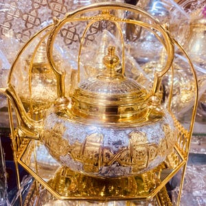 Marockansk mässings-tekanna med stativ, silver- och guldgraverad tekanna, handgjord serveringskärl