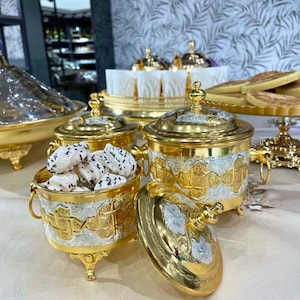 Marokkaanse snoepkommenset, gouden koekjespotten voor Ramadan-decoratie en serveren op de eettafel
