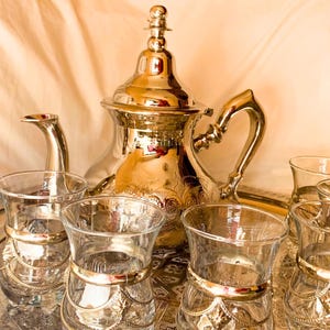 Moroccan Tea Set, Large Silver‑Plated Teapot, 6 Tea Glasses & Engraved 40 cm Tray, Tea Lovers Gift