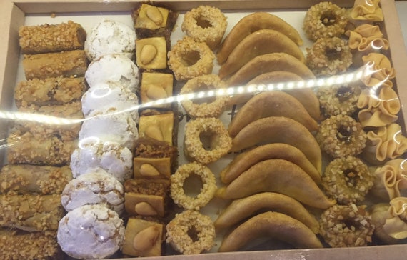 Variety Of Moroccan Handmade Almond Sweets 1 5 Kg Gateaux Etsy