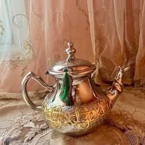 Tetera marroquí artesanal grabada, tetera de latón color menta, decoración de cocina bohemia, regalo para amantes del té.
