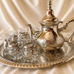 Juego de té marroquí, tetera grande bañada en plata, 6 vasos de té y bandeja grabada de 40 cm. Regalo ideal para amantes del té.