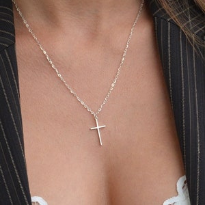 Delicata collana con croce in argento, collana con ciondolo a croce, gioielli religiosi, collana con ciondolo a croce, regalo di compleanno per figlia, regalo per sorella