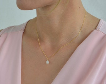 Goldene Mondstein-Halskette, zierlicher Mondstein-Anhänger, Tropfen-Mondstein-Halskette, Naturstein-Halskette, kleine Stein-Halskette