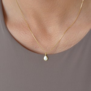 Colar de pérolas douradas, colar de pérolas em forma de lágrima, pérola com moldura dourada, pérola com pedra preciosa, colar delicado de ouro, presente de aniversário, colar minimalista