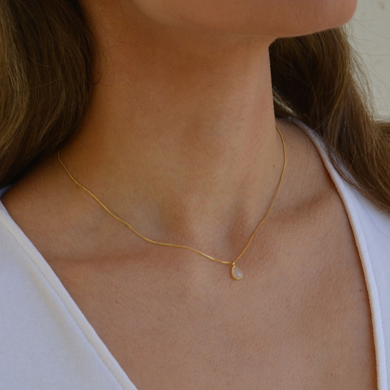 Maansteen ketting goud Maansteen druppel ketting Sierlijke gouden ketting Natuursteen ketting Kleine stenen ketting 14k gouden ketting afbeelding 4