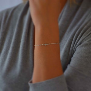 Kleine kruisarmband voor meisje, zilveren kruisarmband vrouwen, beschermingsarmband voor haar, sierlijke kruissieraden, kleine zijwaartse kruisarmband
