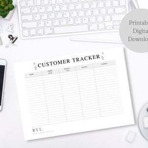 Pode incluir: Um rastreador de clientes imprimível com colunas para nome, data do pedido, tipo de produto, valor e endereço. O rastreador tem um design simples com fundo cinza e texto branco. O texto "CUSTOMER TRACKER" está no topo da página, e o texto "BYL." está na parte inferior da página.