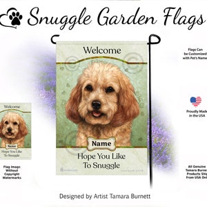 Puede incluir: Una bandera de jardín con un retrato de un perro marrón claro, con las palabras "Bienvenido" y "Espero que te guste acurrucarte". La bandera está diseñada por la artista Tamara Burnett y fabricada en EE. UU.